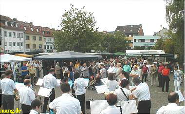 Zahlreiche Besucher bei Eröffnung des Tour Festes in Riegelsberg am Markt anwesend 